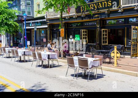 Phoenixville, PA, USA - 14 juin 2020 : la distanciation sociale et le dîner sur la rue principale sont exposés, car une fermeture de rue est efficace pour les plus pédalos Banque D'Images