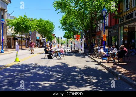 Phoenixville, PA, USA - 14 juin 2020 : la distanciation sociale et le dîner sur la rue principale sont exposés, car une fermeture de rue est efficace pour les plus pédalos Banque D'Images