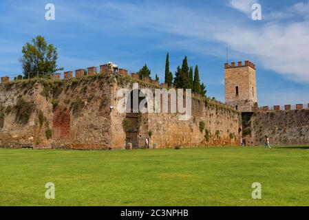 Champ des miracles Campo dei Miracoli à côté des murs derrière le Baptistère de Saint Jean Battistero à Pise, Toscane, Italie Banque D'Images