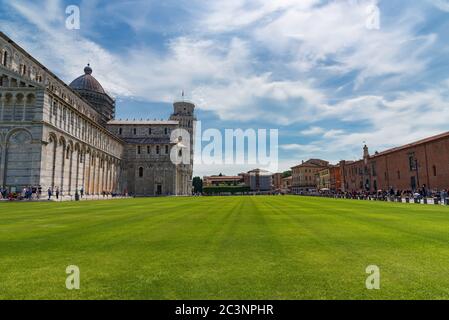 Vue imprenable sur le Baptistère de Pise, la cathédrale de Pise et la Tour de Pise. Ils sont situés sur la place des miracles Piazza dei Miracoli Banque D'Images