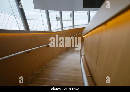 Escalier en bois et fenêtres du bâtiment moderne de New York Banque D'Images