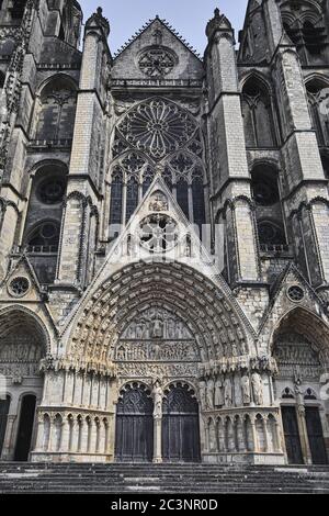 Cathédrale Saint-Étienne, Bourges, France. Détail du portail gothique majestueux de la façade principale avec les bas-reliefs du jugement dernier (13ème c.). Banque D'Images