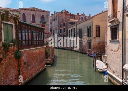 VENISE, ITALIE 23 MAI 2017 : rue traditionnelle étroite avec des gondoles et des maisons anciennes à Venise, Italie. Architecture et monuments de Venise Banque D'Images