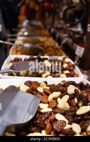 Mise au point sélective, gros plan de pralines belges dans le bol, recouvertes de poudre de shougers blancs et de pelle en acier inoxydable Banque D'Images