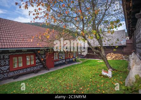 Vieilles maisons en bois en Slovaquie, village de l'UNESCO Cicloy. Les ornements de Cicloy, et le modèle populaire slovaque. Banque D'Images