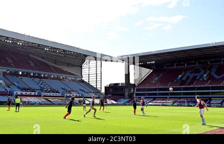 Vue générale tandis que Matt Targett, de la Villa Aston, se jette devant des stands vides lors du match de la Premier League à Villa Park, Birmingham. Banque D'Images