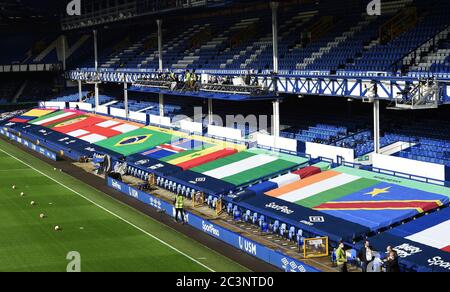 Vue générale des drapeaux de pays dans les tribunes avant le match de la Premier League à Goodison Park, Liverpool. Banque D'Images