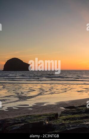 Trebarwith Strand au coucher du soleil à Cornwall, England, UK Banque D'Images