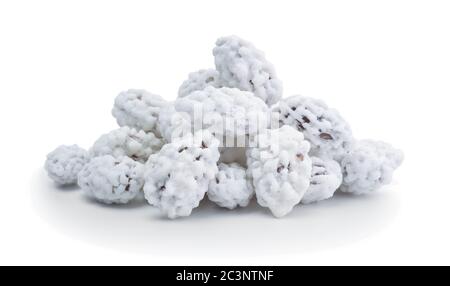 Pile d'amandes grillées au sucre isolée sur un blanc. Banque D'Images