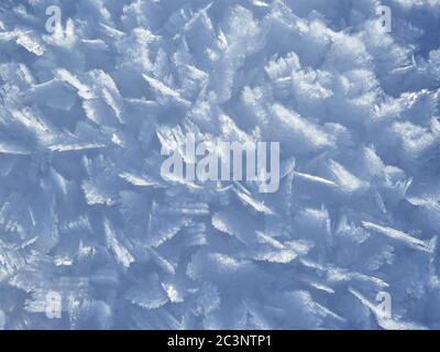 Gros plan de cristaux de neige blancs pendant l'hiver - bon pour les arrière-plans enneigés Banque D'Images