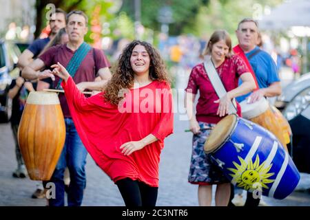 Berlin, Allemagne. 21 juin 2020. Linda Manuitt Ceravolo danse le mouvement folklorique de danse de 'Candombe' d'Uruguay avec un groupe de l'association CRAS dans la Crellestraße à Berlin-Schöneberg dans le cadre de la tête de la musique. La tête de la musique a lieu à son 25e anniversaire, principalement en streaming, mais il y a aussi des concerts spontanés de rue. Credit: Christoph Soeder/dpa/Alay Live News Banque D'Images