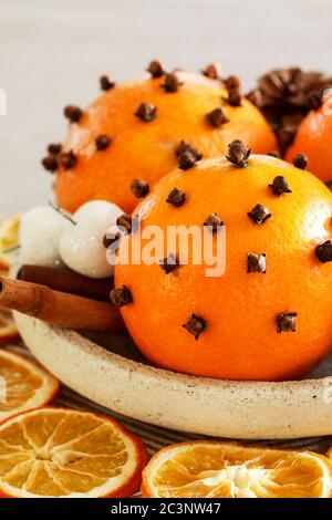 Boules de pommes orange. Décoration de Noël traditionnelle. Fête Banque D'Images