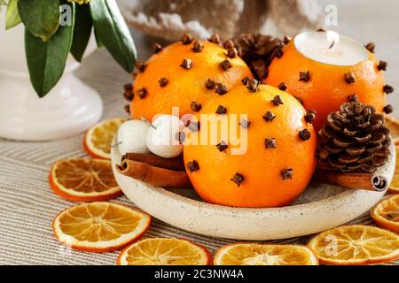 Boules de pommes orange. Décoration de Noël traditionnelle. Fête Banque D'Images