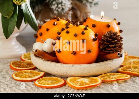 Boules de pommes orange. Décoration de Noël traditionnelle. Fête Banque D'Images