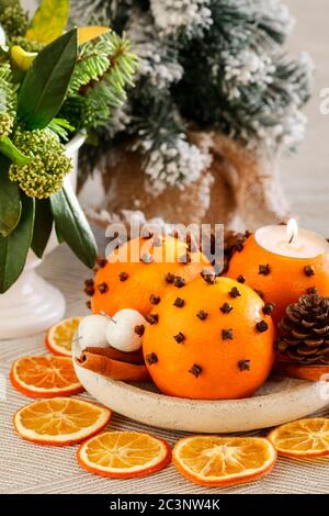 Boules de pommes orange. Décoration de Noël traditionnelle. Fête Banque D'Images