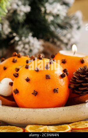 Boules de pommes orange. Décoration de Noël traditionnelle. Fête Banque D'Images