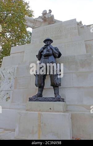 Le mémorial de pierre de l'Artillerie royale à 49,076 solidifie le Royal Regiment of Artillery qui meurt pendant la première Guerre mondiale, Hyde Park, Londres, Royaume-Uni Banque D'Images