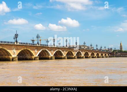 Panorama du Pont de pierre, vieux pont de pierre à Bordeaux en une belle journée d'été, France Banque D'Images