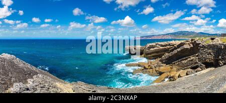 Falaises et rochers sur la côte atlantique de l'océan à Sintra, dans une belle journée d'été, Portugal Banque D'Images