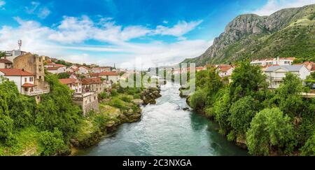 Panorama de l'ancien pont de Mostar en une belle journée d'été, la Bosnie-et-Herzégovine Banque D'Images