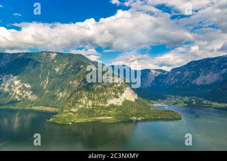 Vue panoramique sur les Alpes et le lac Hallstatt, Salzkammergut, Autriche, dans une belle journée d'été Banque D'Images