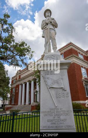 Une statue commémorative Confederate Soldier dédiée en 1916 est située en face du palais de justice du comté de Hernando à Brooksville, en Floride. Banque D'Images