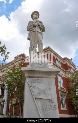 Une statue commémorative Confederate Soldier dédiée en 1916 est située en face du palais de justice du comté de Hernando à Brooksville, en Floride. Banque D'Images