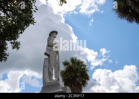 Une statue commémorative Confederate Soldier dédiée en 1916 est située en face du palais de justice du comté de Hernando à Brooksville, en Floride. Banque D'Images