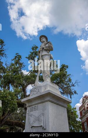 Une statue commémorative Confederate Soldier dédiée en 1916 est située en face du palais de justice du comté de Hernando à Brooksville, FL. Avec le légendaire H Banque D'Images