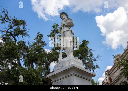 Une statue commémorative Confederate Soldier dédiée en 1916 est située en face du palais de justice du comté de Hernando à Brooksville, FL. Avec le légendaire H Banque D'Images