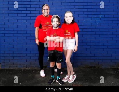 Les fans de Liverpool portent des masques de Jurgen Klopp, Mohamed Salah et Jordan Henderson devant Goodison Park tandis qu'Everton joue à Liverpool dans le merseyside derby. Banque D'Images