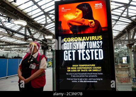 Edimbourg, Ecosse, Royaume-Uni. 21 juin 2020. Le lundi 22 juin, les passagers devront obligatoirement porter des revêtements de visage lorsqu'ils voyagent sur des chemins de fer en Écosse. La station Waverley d'Édimbourg se prépare en installant des panneaux d'avertissement et des avis consultatifs par l'intermédiaire de la station. De nombreux assistants du service clientèle sont également en service pour conseiller le public voyageur. Iain Masterton/Alay Live News Banque D'Images