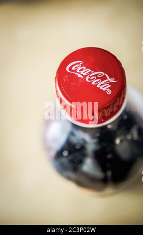 POZNAN, POLOGNE - 02 février 2014 : gros plan d'un bouchon de bouteille rouge Coca Cola avec logo en arrière-plan de mise au point douce. Banque D'Images