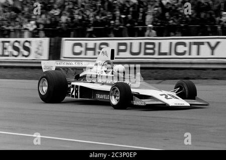 Mark Donohue surnommé « Captain Nice », vu ici au volant de son Penske PC1-Ford lors de la rencontre du trophée Daily Express International 1975 à Silverstone, l'américain a malheureusement succombé à des blessures subies pendant la matinée du Grand Prix d'Autriche. Banque D'Images