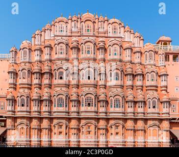 Façade du Hawa Mahal (Palais des vents ou Palais de la brise), la vieille ville, Jaipur, Rajasthan, Inde Banque D'Images