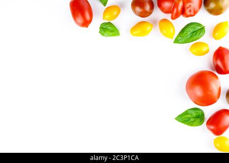 Mélange de légumes isolés. Morceaux de tomate fraîche, concombre, poivron isolé sur fond blanc avec un chemin de coupure Banque D'Images