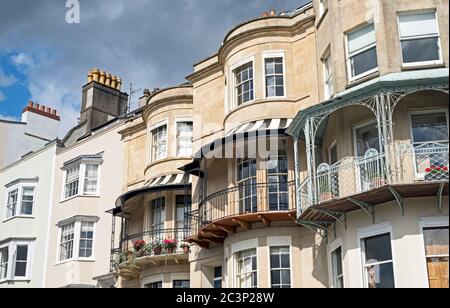 Une terrasse de maisons géorgiennes sur Sion Hill, Clifton, Bristol, Royaume-Uni Banque D'Images