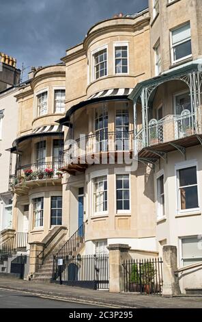 Une terrasse de maisons géorgiennes sur Sion Hill, Clifton, Bristol, Royaume-Uni Banque D'Images