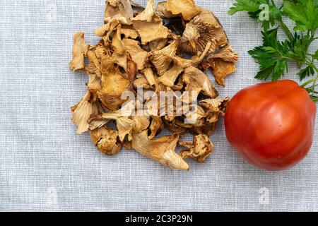 set végétarien. tomates, champignons et persil sur un élégant chiffon Banque D'Images