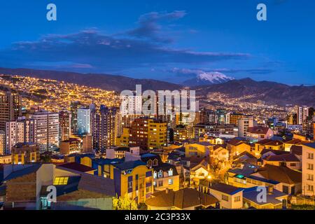 La Paz, dont la montagne Illimani et des bâtiments résidentiels illuminés la nuit en Bolivie, en Amérique du Sud. Banque D'Images