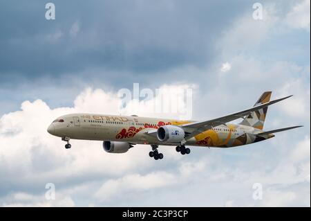 Etihad Airways Boeing 787-10 A6-0BMC un avion avec un schéma de dragon chinois approche pour atterrir à l'aéroport de Francfort en Allemagne Banque D'Images