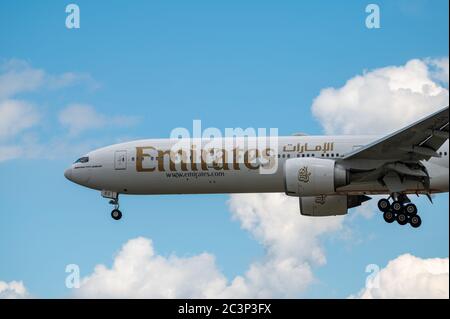 Emirates Airline Boeing 777-300ER A6-EGU gros-corps approche pour atterrir à l'aéroport EDDF de Francfort en Allemagne Banque D'Images