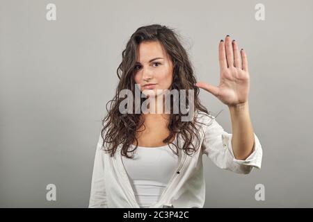 Paume bras levé air Angry look droit vous ne passera pas par la dureté du visage Banque D'Images