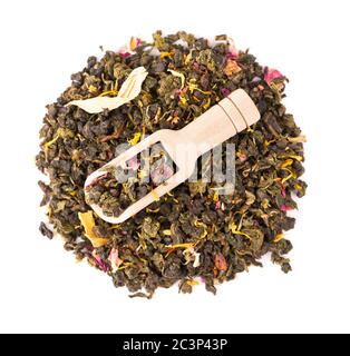 Nouez le thé Guan Yin avec les pétales de lilas, d'hibiscus et de tournesol, isolés sur fond blanc. Thé vert biologique. Vue de dessus. Gros plan. Banque D'Images