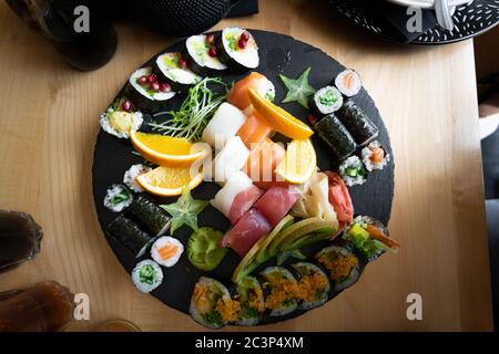 Délicieux petits pains à sushis japenais sur une assiette en ardoise dans un restaurant Banque D'Images