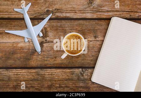 Billet papier avion modèle de planification de voyage dans une tasse à café Banque D'Images
