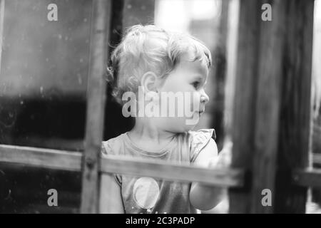 Petite fille jouant. Portrait monochrome Banque D'Images