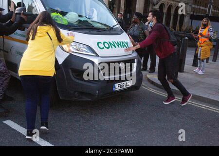 Londres Royaume-Uni 21 juin 2020 UN homme conduit dans Black Lives Matter manifestants blessant une personne. Il a été arrêté près des lieux après avoir été arrêté par la police. Credit: Thabo Jaiyesimi/Alay Live News Banque D'Images