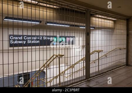 L'entrée du métro Grand Central est inaccessible en raison de la pandémie COVID-19, le 2020 juin, à New York, aux États-Unis Banque D'Images