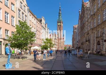 Gdansk, Pologne - 14 juin 2020 : rue principale de la vieille ville de Gdansk, célèbre et bondée, par beau temps Banque D'Images